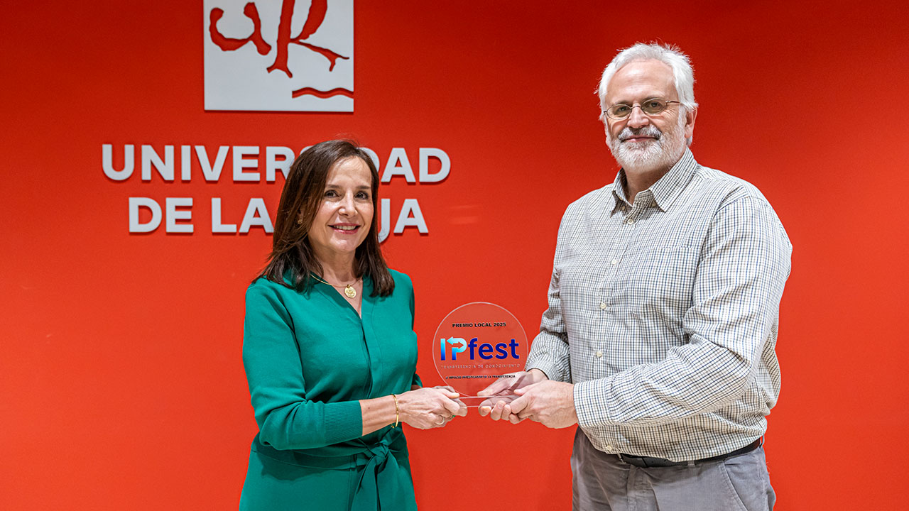 Consuelo Pizarro recibe el Premio Impulso Investigador a la Transferencia del Conocimiento en IPfest 2025