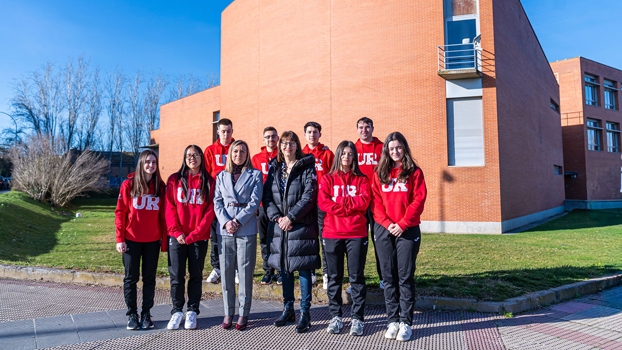 La rectora Eva Sanz recibe a la delegación de deportistas de la Universidad de La Rioja que participa en el II Meeting Interuniversitario del G-9