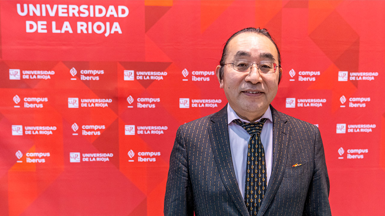 Hiroaki Suga, referencia mundial en péptidos macrocíclicos con la «biohabilidad» de «mantenerse en el cuerpo más tiempo sin degradarse», en la Universidad de La Rioja