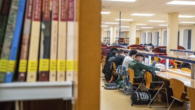 El alumnado que realice prácticas curriculares no remuneradas podrá solicitar la beca de 500 €