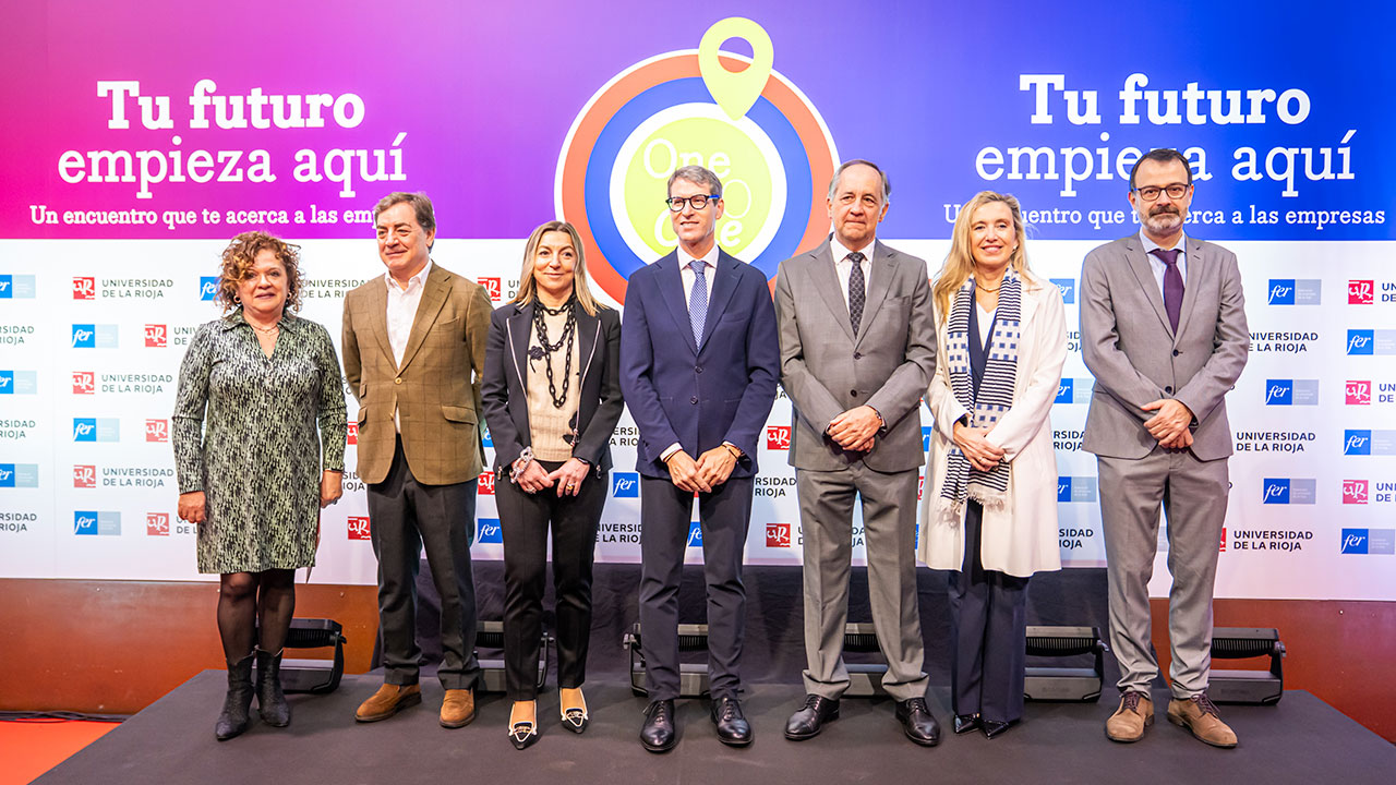 En el centro de la imagen, la rectora Eva Sanz junto al presidente del Gobierno de La Rioja, Gonzalo Capellán, y el presidente de la FER, Eduardo de Luis