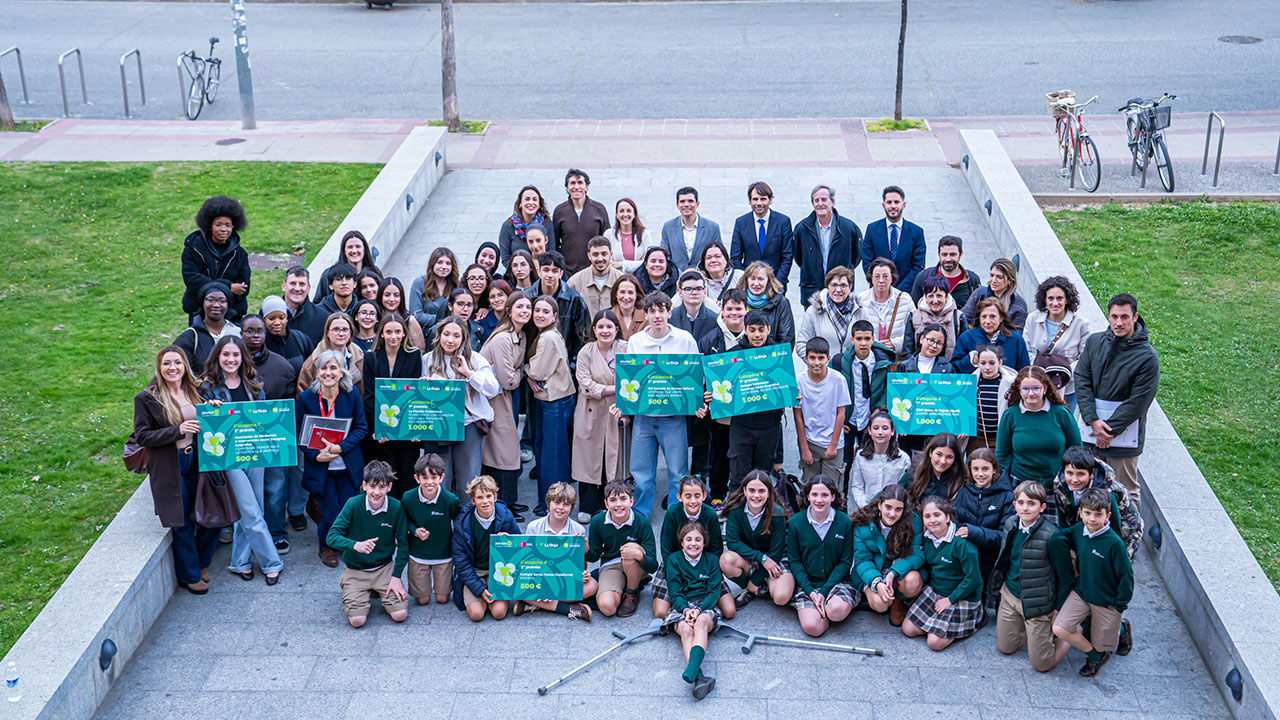 Foto de familia de los premiados en el II Certamen ApS+Salud Mental