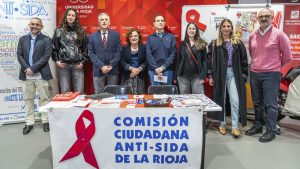 Las tres embajadoras junto a responsables de la UR, de la Comisión Antisida y de la Consejería de Salud