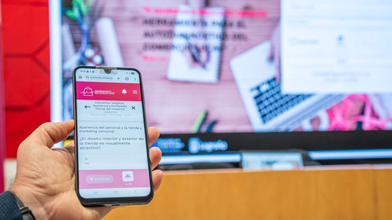 La App Evaltienda en un dispositivo móvil