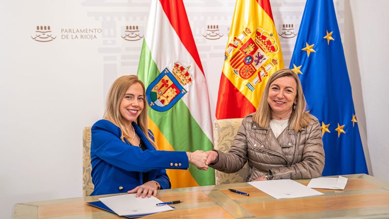 Marta Fernández Cornago, presidenta del Parlamento de La Rioja, y Eva Sanz Arazuri, tras la firma de la adenda