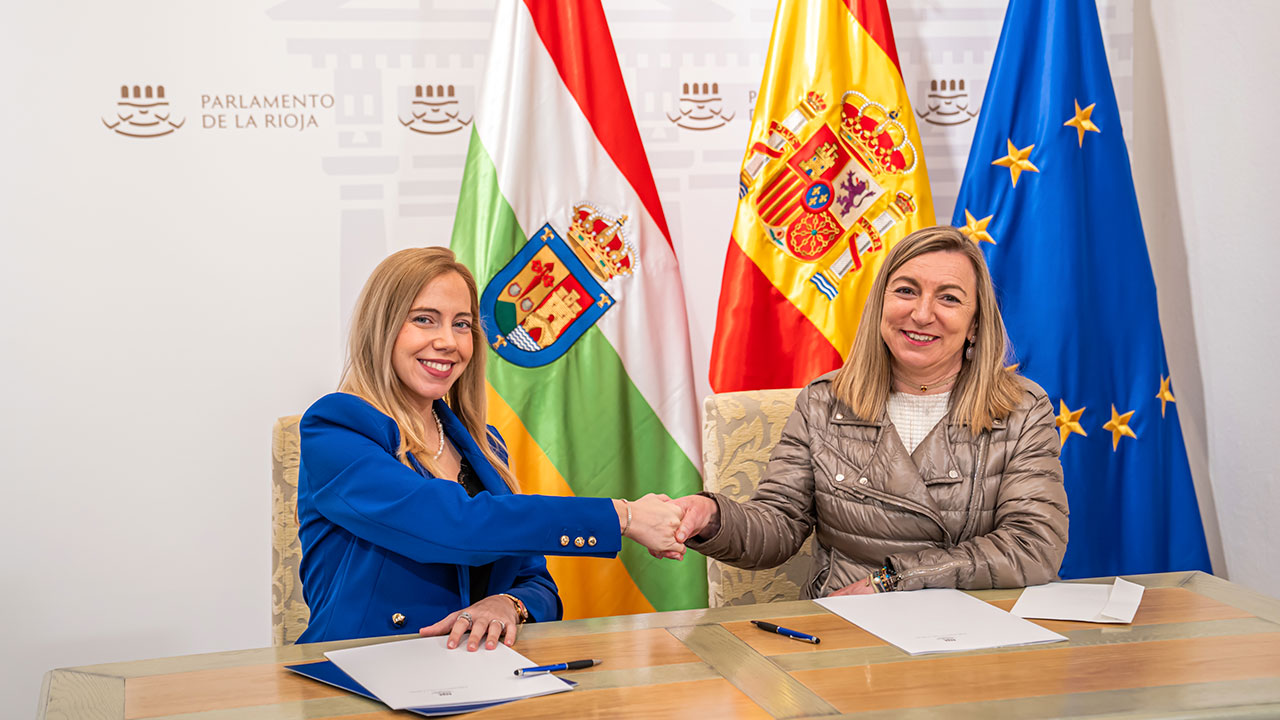 La rectora y la presidenta del Parlamento regional suscriben la adenda al Protocolo General de Colaboración