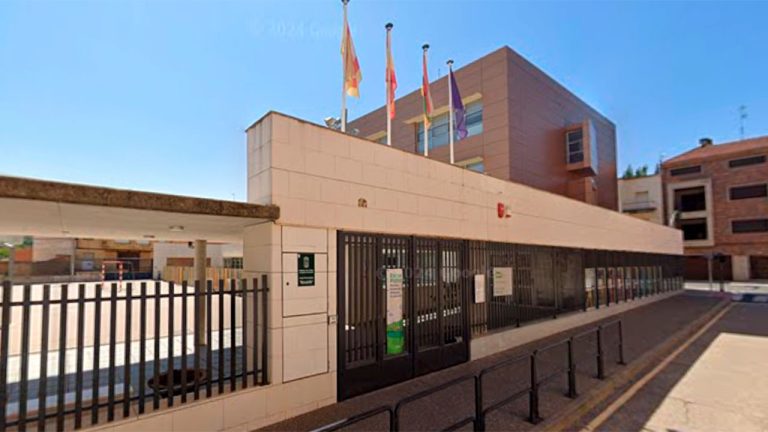 Entrada al Colegio Rural Agrupado (CRA) Moncalvillo en Entrena (© Google Maps)