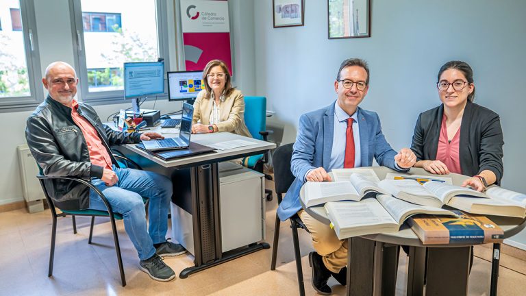 Francisco Javier Martínez de Pisón y Cristina Olarte, al fondo, y Jorge Pelegrín junto a Alba García Milon en primer plano