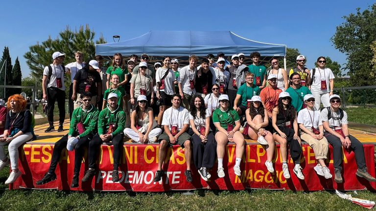 Foto de familia de los participantes en la EU-GFIT Sport Week (del Facebook de la Universidad de Verona)