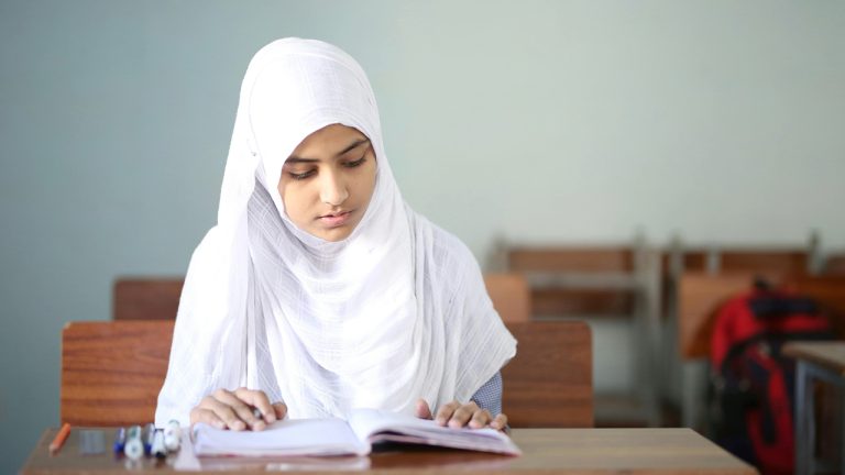 https://www.pexels.com/es-es/foto/estudiante-en-clase-12714670/