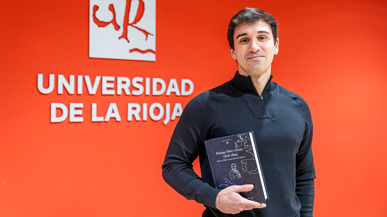 Javier Zúñiga Crespo posa con el volumen de su tesis