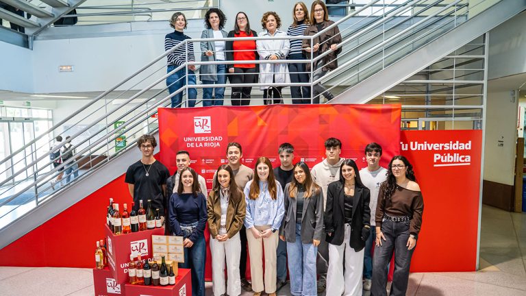 Foto de familia de la XIV Promoción del Grado en Enología, con sus profesoras y la vicerrectora de Estudiantes y Empleabilidad, Marian Martínez Calvo, en la parte superior