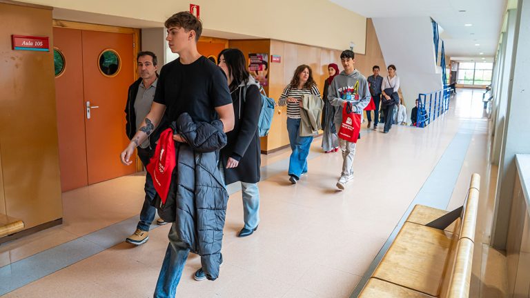 Estudiantes preuniversitarios y sus familias visitan el Edificio Quintiliano en el Sábado de Puertas Abiertas 2026.