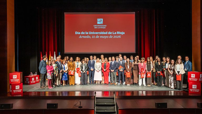 Foto de familia de las autoridades y las personas homenajeadas en el acto del 34º Día de la Universidad de La Rioja