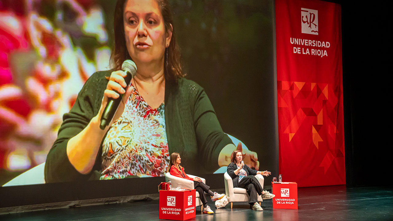 Care Santos: «Los lectores jóvenes son los mejores del mundo, también los más duros»
