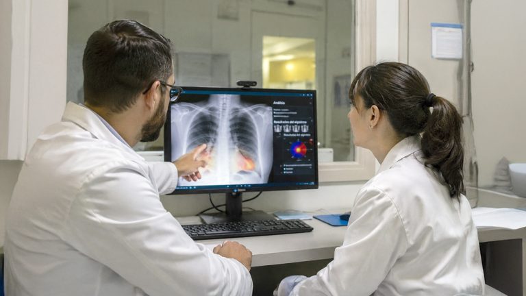 Universidad y Sociedad: la Investigación comprometida. Implementación de la IA en educación y sanidad.