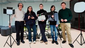 El profesor José Díaz-Cuesta, a la derecha, junto a los estudiantes Paula de la Torre Gutiérrez, Lucía Berger Melón, Sara Gómez Blasco y Teodoro Inchausti Alonso