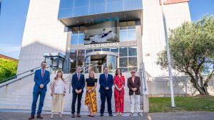De izquierda a derecha, el viceconsejero Miguel Ángel Fernández, la vicerrectora Montserrat Mendoza, el presidente Gonzalo Capellán, la rectora Eva Sanz, el consejero Alberto Galiana, la decana Patricia Pérez y el delegado de la rectora Ferrán Mateo