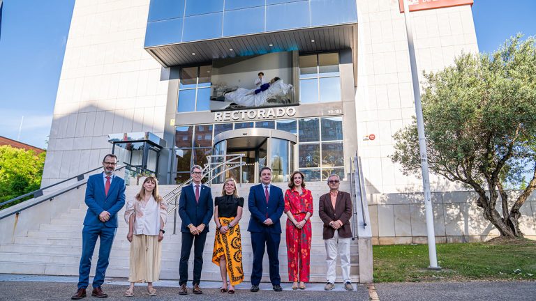 De izquierda a derecha, el viceconsejero Miguel Ángel Fernández, la vicerrectora Montserrat Mendoza, el presidente Gonzalo Capellán, la rectora Eva Sanz, el consejero Alberto Galiana, la decana Patricia Pérez y el delegado de la rectora Ferrán Mateo