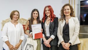 Lara Ortiz de Landaluce, segunda por la izquierda, ganadora del XIII Concurso Científico-Literario, recibiendo el tercer premio de la 12º edición del Concurso Científico-Literario