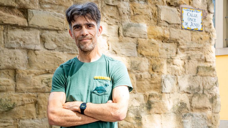Diego Téllez Alarcia junto a la placa de la calle Once de Junio en la muralla del Revellín de Logroño