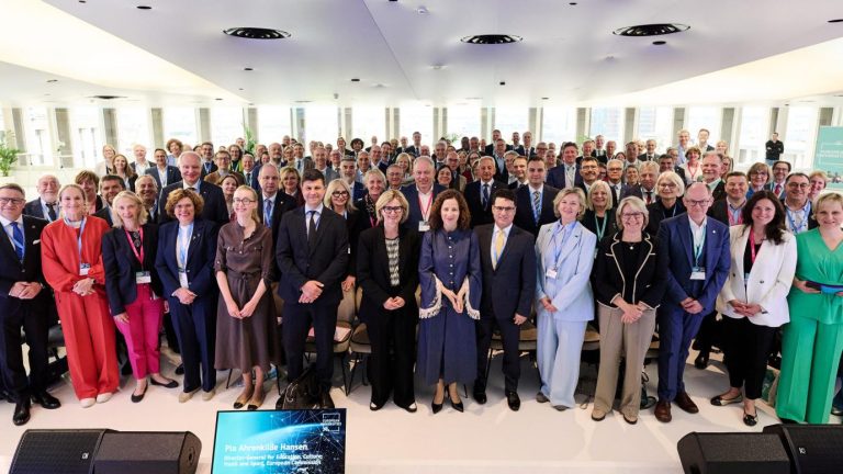 Carmen Novo Urraca, vicerrectora de Internacionalización, en el centro de la imagen en la tercera fila (© European Union 2026)