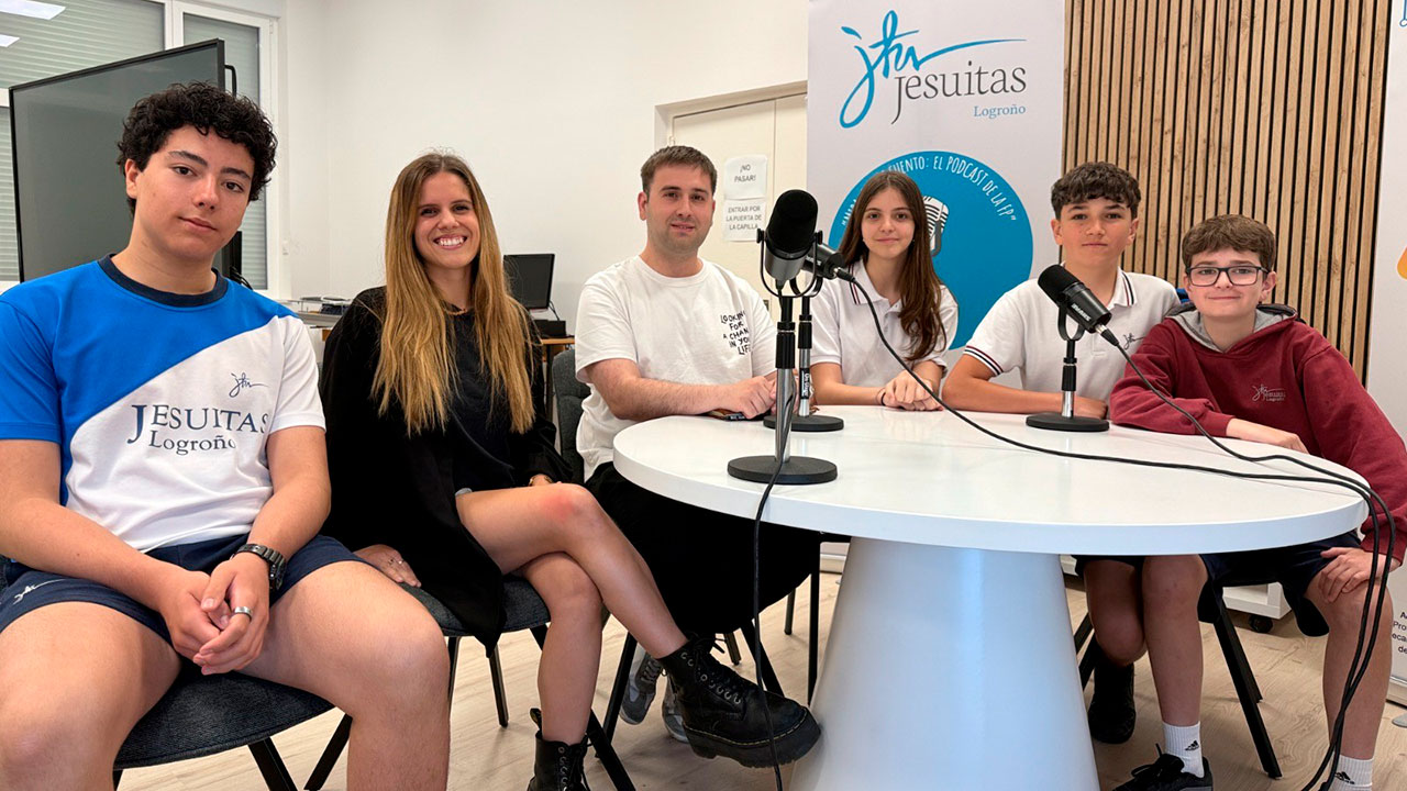 Los estudiantes de UR Talent participan en la grabación de un podcast sobre psicología y salud mental en adolescentes