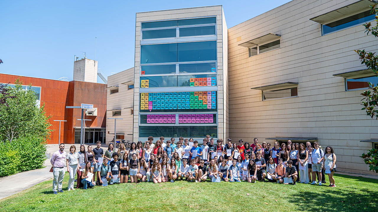 Foto de familia de los participantes en MicroMundo UR 2026