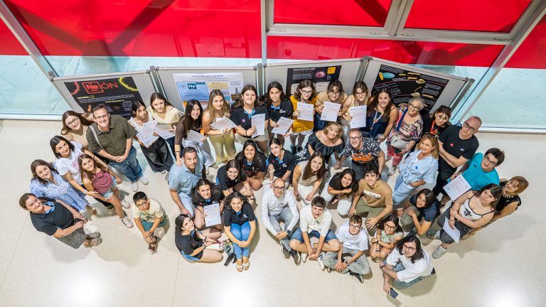 Foto de familia de participantes y ganadores del V Concurso 'Apadrina un Elemento'