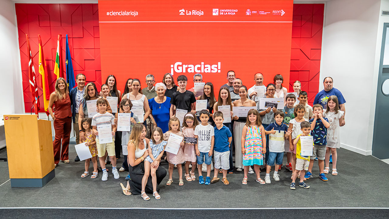 Foto de familia de los ganadores del VI Concurso 'Experimenta en casa'
