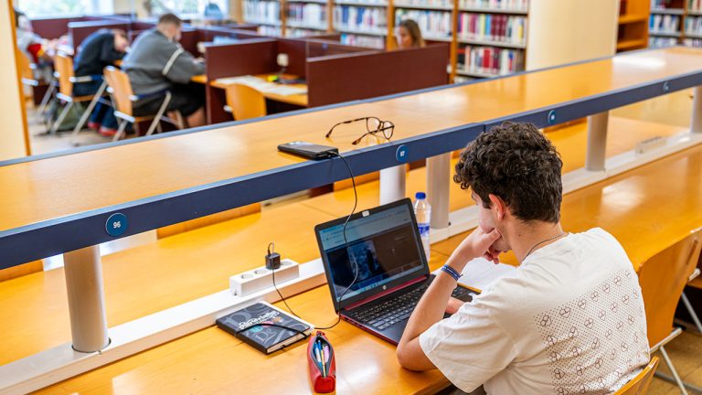 Un estudiante de la Universidad de La Rioja en un puesto de estudio de la Biblioteca