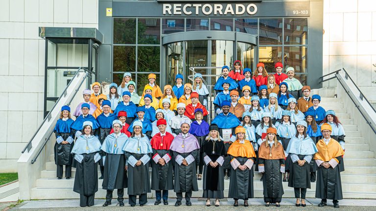 Foto de familia de los nuevos doctores y premios extraordinarios de doctorado