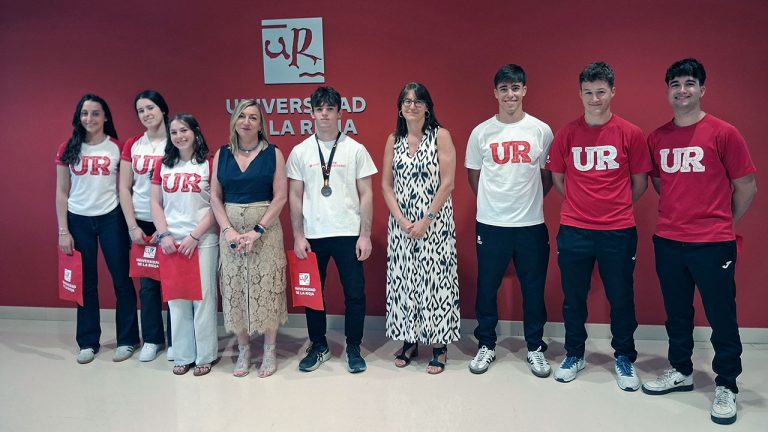 Iván Peña García, en el centro de la imagen, medalla de bronce en judo, escoltado por la rectora Eva Sanz y la vicerrectora Cristina Flores Moreno y algunos de los deportistas de la UR que han participado en los CEU 2026 y el Torneo Zabalki