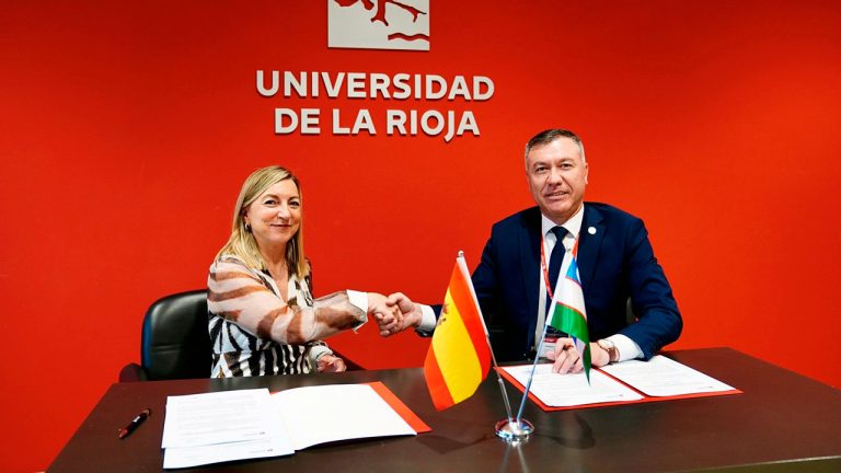 Eva Sanz Arazuri, rectora de la Universidad de La Rioja, y Ilkhomjon Tukhtasinov, rector de la Universidad Estatal de Lenguas del Mundo de Uzbekistán (UzSWLU)