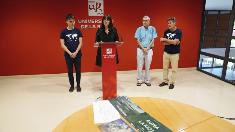 De izquierda a derecha, Miguel Lucea, presidente de la asociación Juvenil Manfred on Tour, Cristina Flores, vicerrectora de Formación Permanente y Extensión Universitaria, Fernando Antoñanzas, catedrático de Economía Aplicada y director académico del proyecto, y Vicente Orio Ortega, jefe de la expedición Rutea La Rioja 2026