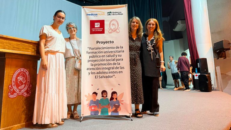 La profesoras Cecilia Serrano y Emma Juaneda, a la derecha de la imagen