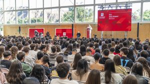La rectora Eva Sanz, en el Acto de Bienvenida de 2025