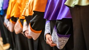 Togas con los colores de diferentes facultades en la comitiva académica de un acto de apertura del curso de la Universidad de La Rioja