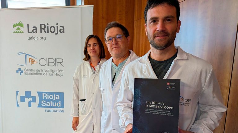 Alfredo Urtubia junto a sus directores de tesis, José Manuel García Pichel e Iciar Paula López García