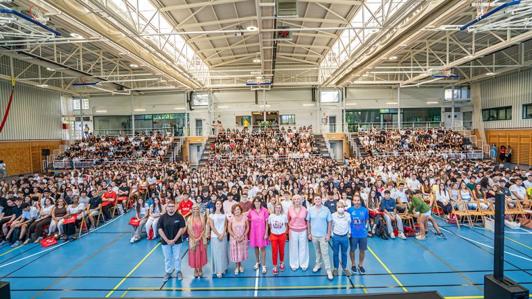 Eva Sanz Arazuri, rectora de la Universidad de La Rioja, en el centro de la imagen en el Polideportivo Universitario junto a los 1.100 nuevos estudiantes que comienzan estudios en el curso 2026-2027 en la Universidad de La Rioja