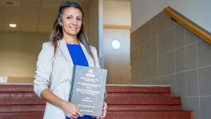 La doctora Angélica Rodríguez posa con el volumen de su tesis