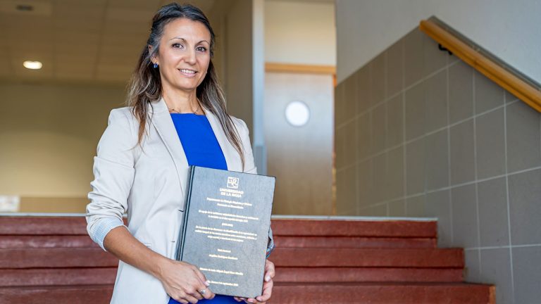 La doctora Angélica Rodríguez posa con el volumen de su tesis