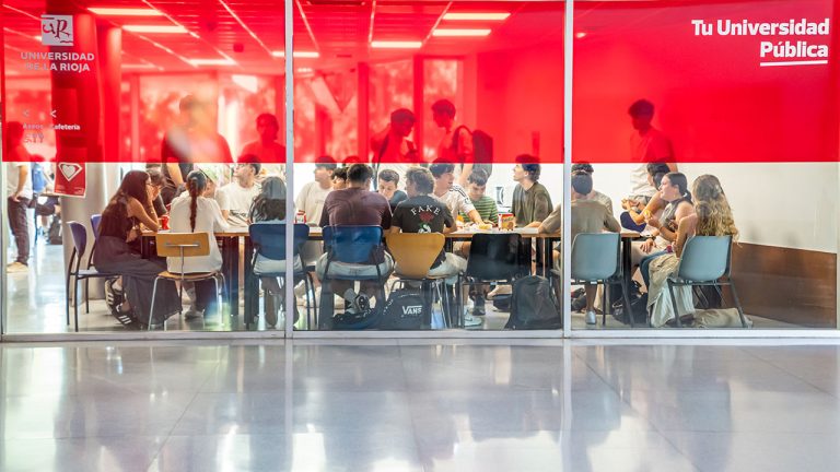 Estudiantes en la cafetería del Complejo Científico-Tecnológico al inicio del curso 2026-2027