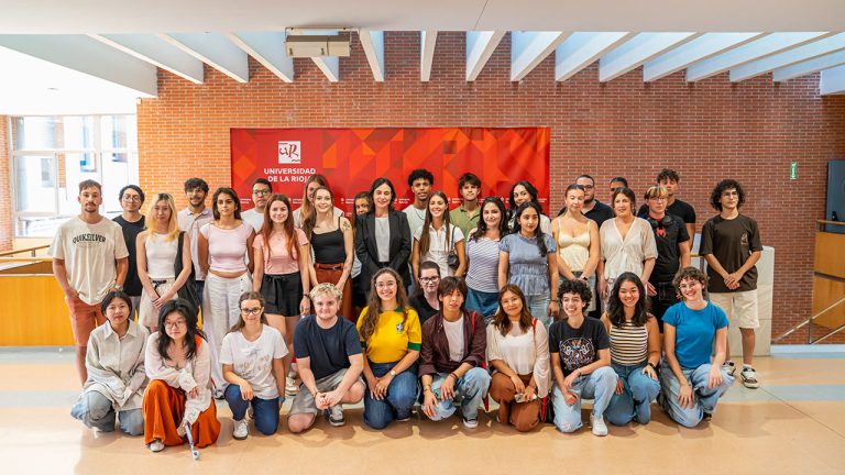 Foto de familia, con la vicerrectora Carmen Novo en el centro de la imagen, de los estudiantes extranjeros de movilidad internacional del curso 2026-2027