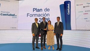 La vicerrectora Montserrat Mendoza recogiendo el premio junto a Gonzalo Capellán, presidente de La Rioja