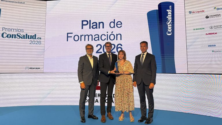La vicerrectora Montserrat Mendoza recogiendo el premio junto a Gonzalo Capellán, presidente de La Rioja