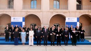 La rectora Eva Sanz, tercera por la izquierda en la fila central de la foto de familia del acto de apertura del curso universitario 2026-2027 presidida por Felipe VI (© Casa Real)