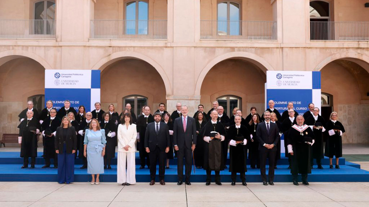 La rectora Eva Sanz participa en la apertura del curso universitario presidida por el rey Felipe VI