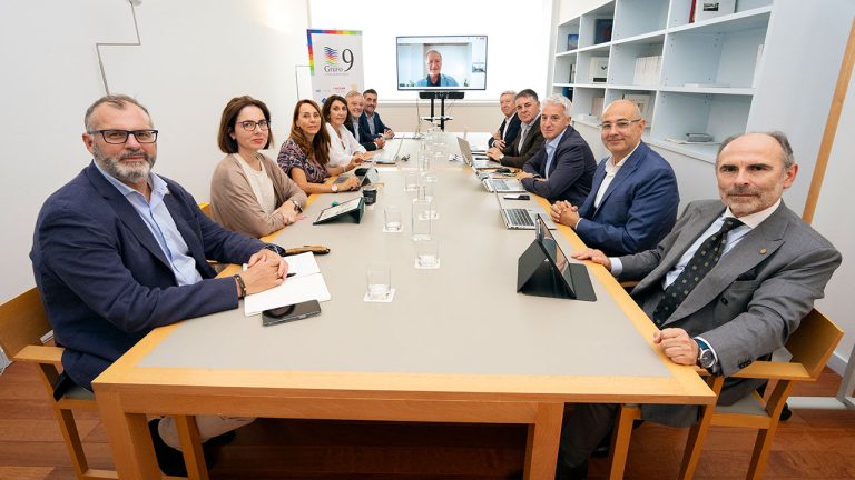 Carlos Mayoral, gerente de la UR, tercero por la derecha