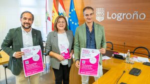 Eduardo Fonseca, vicerrector de Política Científica, Cristina Olarte, responsable de la Cátedra de Comercio, y el teniente alcalde Miguel Sainz